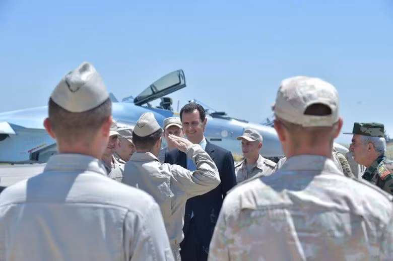 photo tong thong al assad lan dau tham can cu khong quan nga o syria