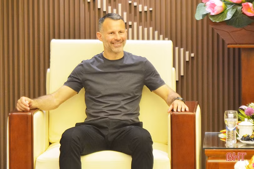 Cựu cầu thủ MU - Ryan Giggs chào xã giao lãnh đạo Hà Tĩnh