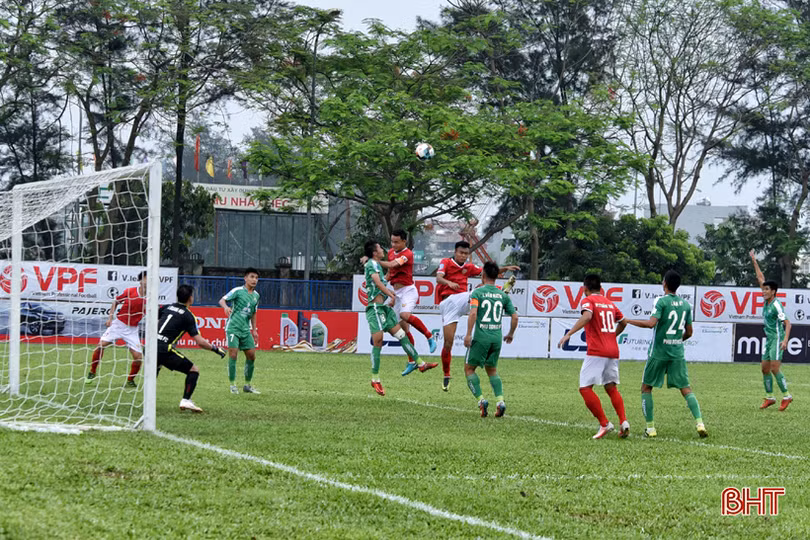 Hồng Lĩnh Hà Tĩnh chiến thắng thuyết phục Phù Đổng FC 2-0 trên sân khách