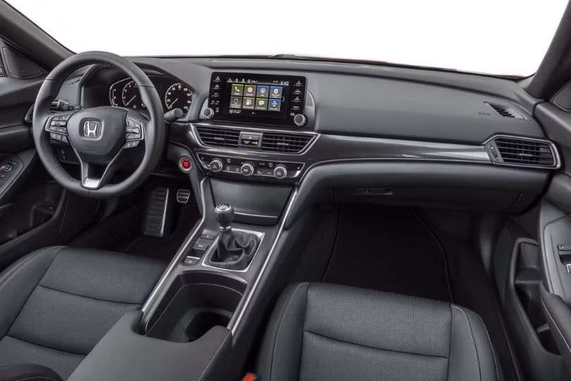 Honda Accord 2019 giá 1 tỷ đồng, Toyota Camry “toát mồ hôi”