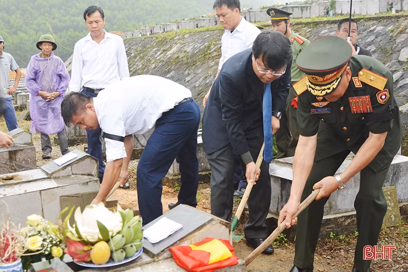 Hà Tĩnh truy điệu, an táng 7 hài cốt liệt sỹ quân tình nguyện và chuyên gia Việt Nam hy sinh tại Lào