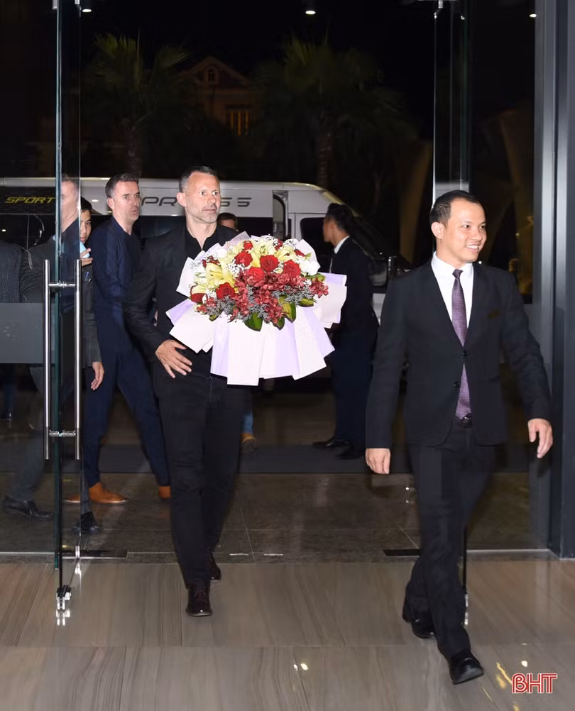 Ryan Giggs đến Hà Tĩnh lúc nửa đêm, sẵn sàng giao lưu với người hâm mộ