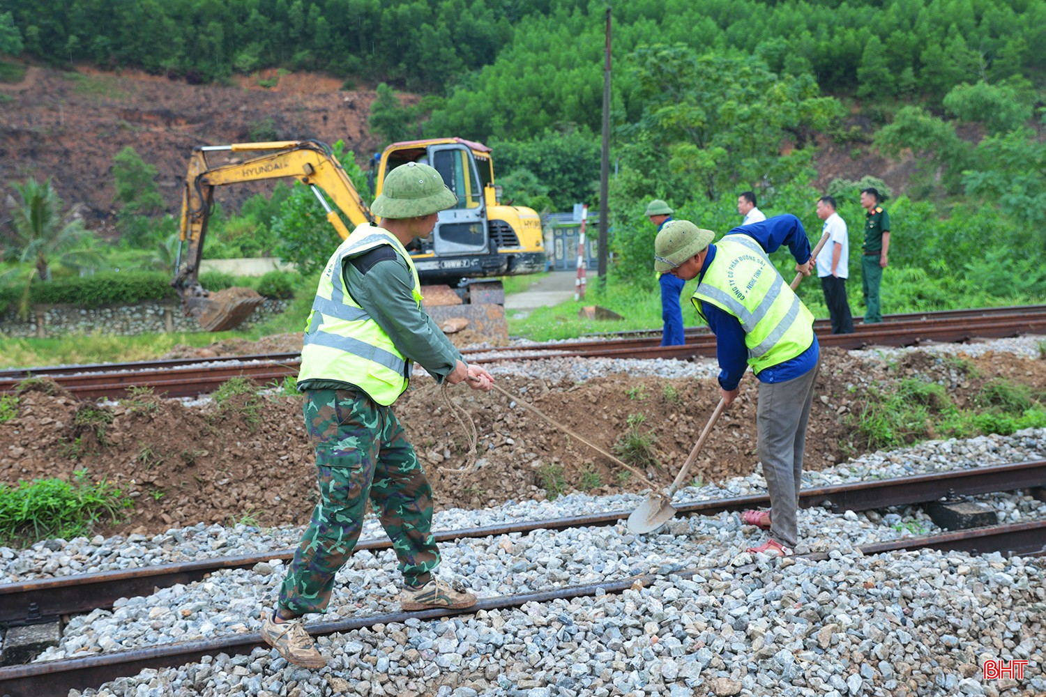 bqbht_br_xoa-loi-di-tu-mo-qua-duong-sat-2.jpg
