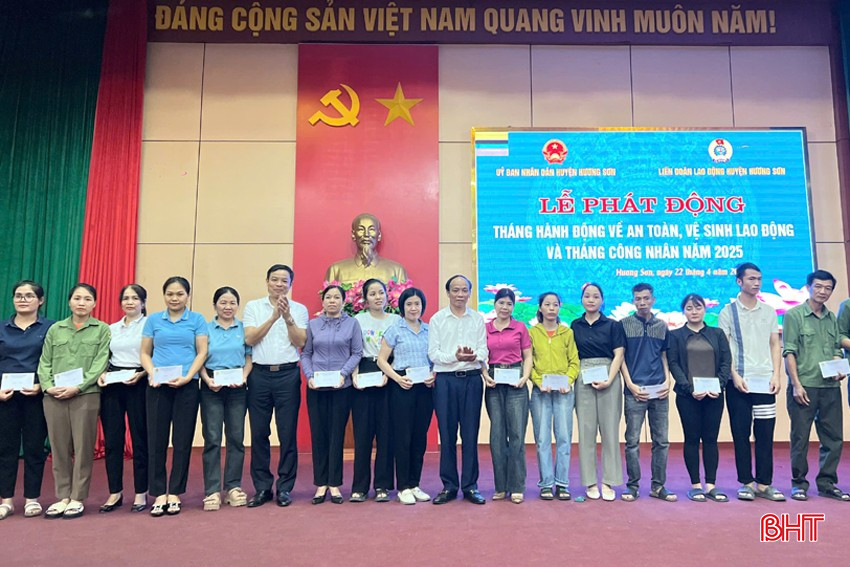 ...trao 100 suất quà cho 100 lao động có hoàn cảnh khó khăn với tổng số tiền là 65 triệu đồng