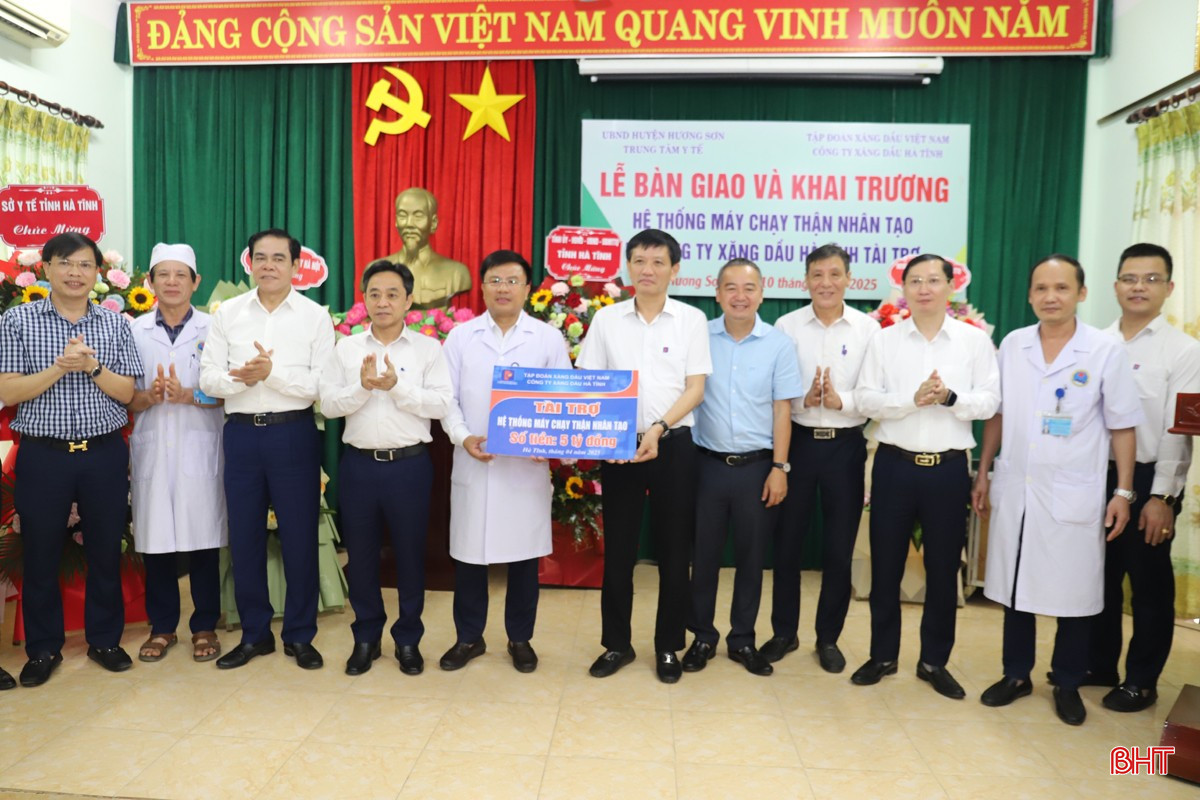 Công ty Xăng dầu Hà Tĩnh trao tặng Trung tâm Y tế Hương Sơn 11 máy chạy thận nhân tạo trị giá 5 tỷ đồng.