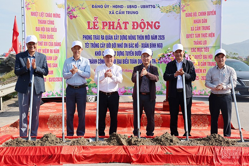 Đại biểu thực hiện nghi thức lễ khởi công tuyến đường ĐH.85