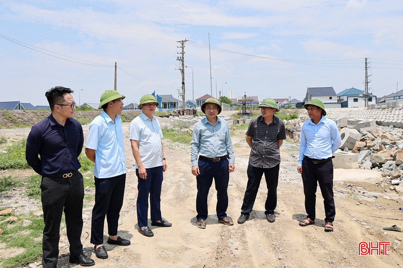 Đoàn kiểm tra dự án khu neo đậu tránh trú bão cho tàu cá Cửa Khẩu (phường Hải Ninh).