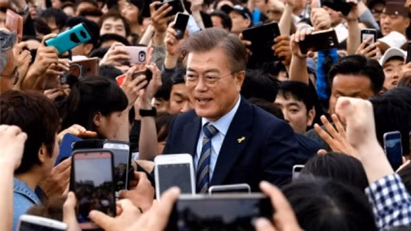 ong moon jae in thang ap dao trong bau tong thong han quoc