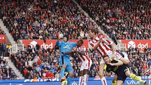 dai thang stoke arsenal tiep tuc nuoi mong top 4