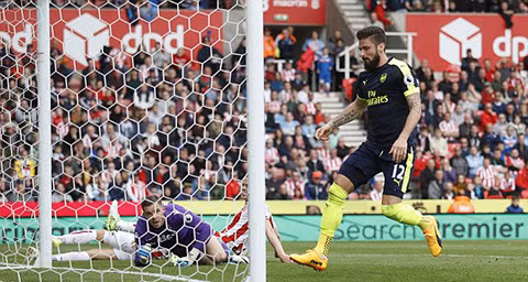 dai thang stoke arsenal tiep tuc nuoi mong top 4