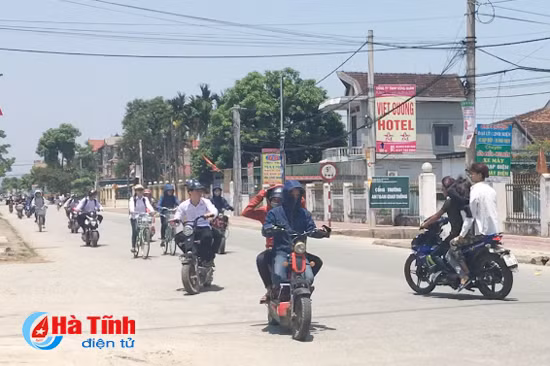video hoc sinh can loc kep ba khong doi mu bao hiem lang lach danh vong