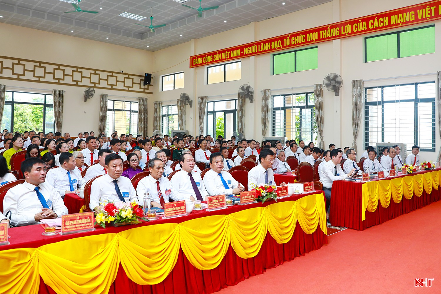 Đại biểu tham dự đại hội.