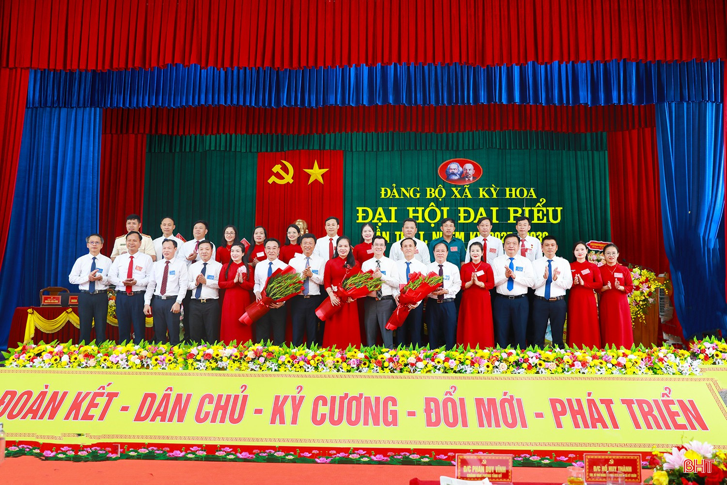 Các đại biểu cấp tỉnh tặng hoa chúc mừng BCH Đảng bộ xã Kỳ Hoa nhiệm kỳ mới.
