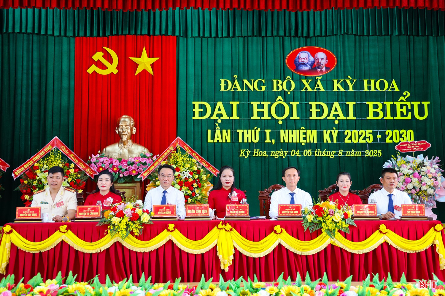 Đoàn chủ tịch điều hành đại hội.