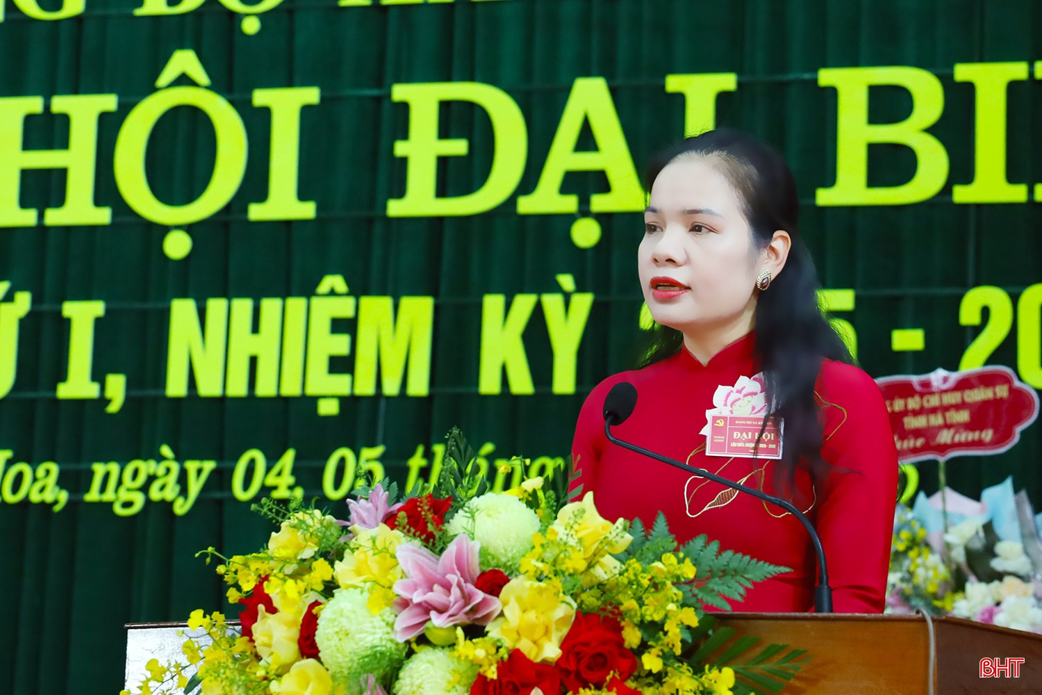 Đồng chí Trần Thị Huyền - Bí thư Đảng ủy, Chủ tịch HĐND xã trình bày dự thảo báo cáo chính trị.