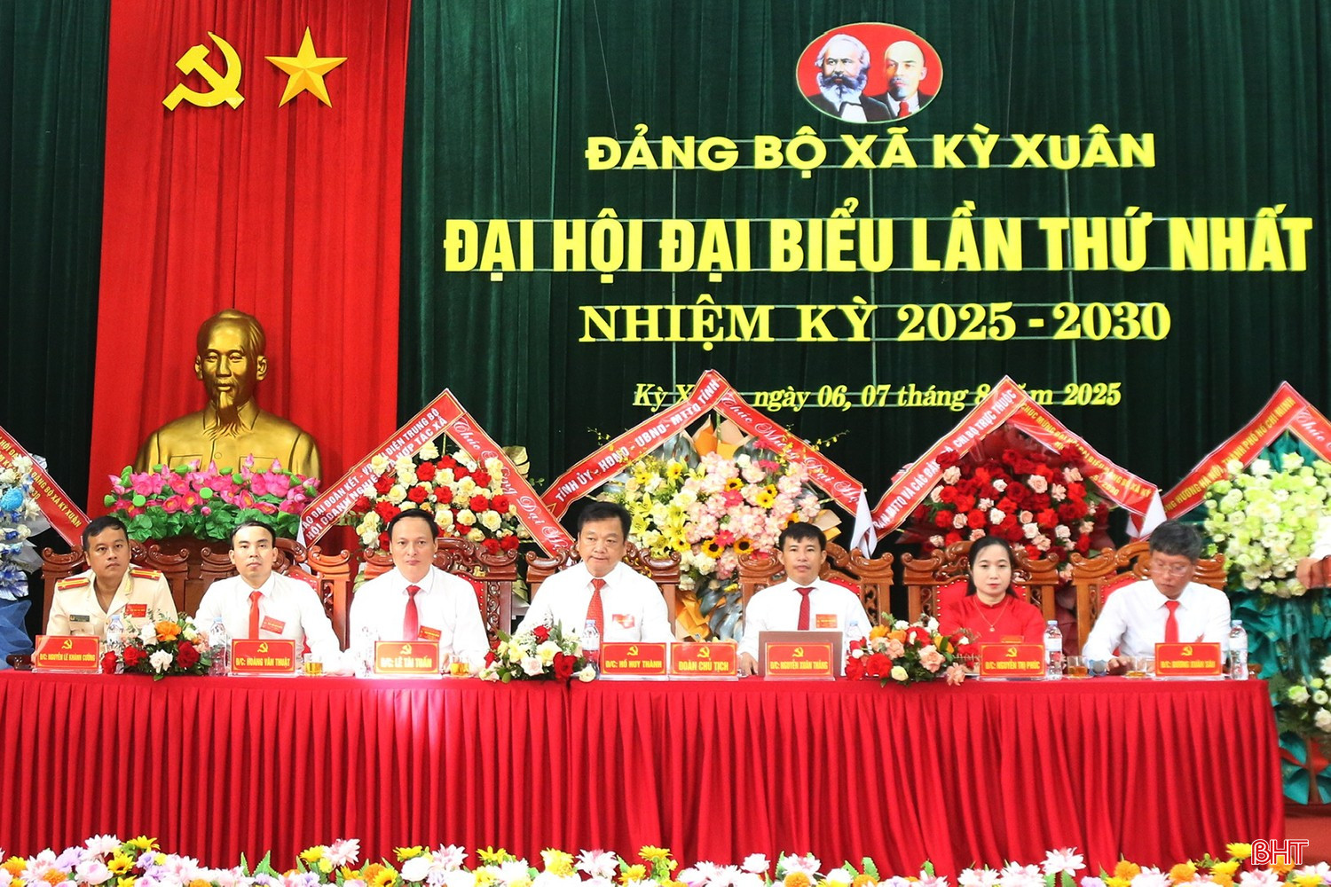Đoàn chủ tịch điều hành đại hội.