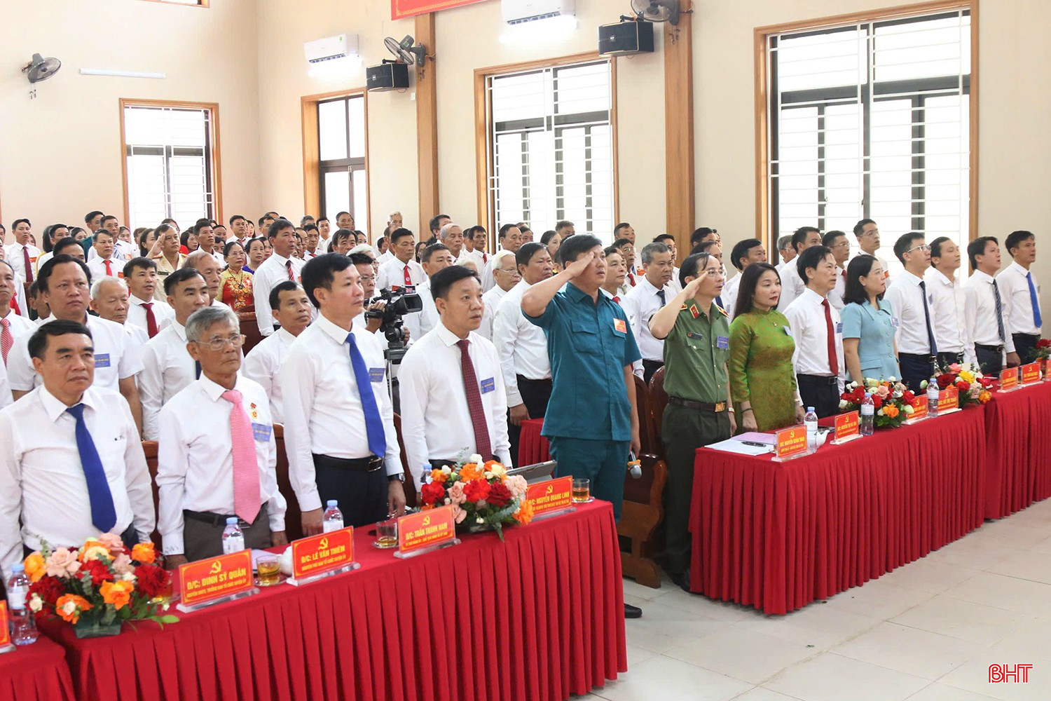 Đại biểu thực hiện nghi thức chào cờ.