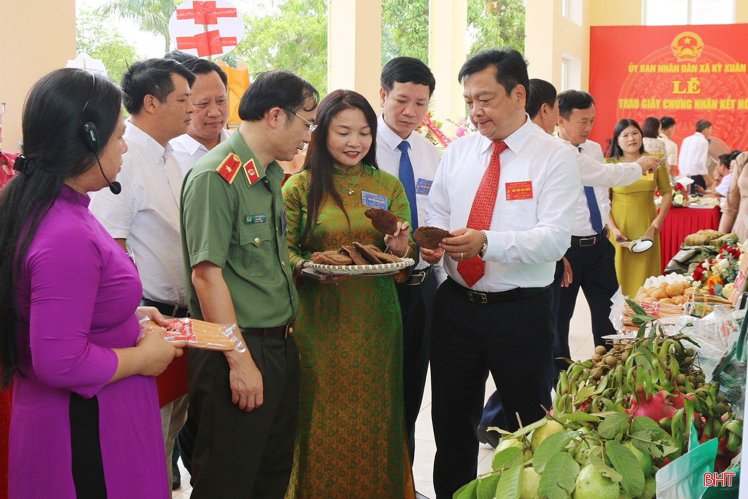Đại biểu tham quan gian hàng OCOP và nông sản của xã Kỳ Xuân.
