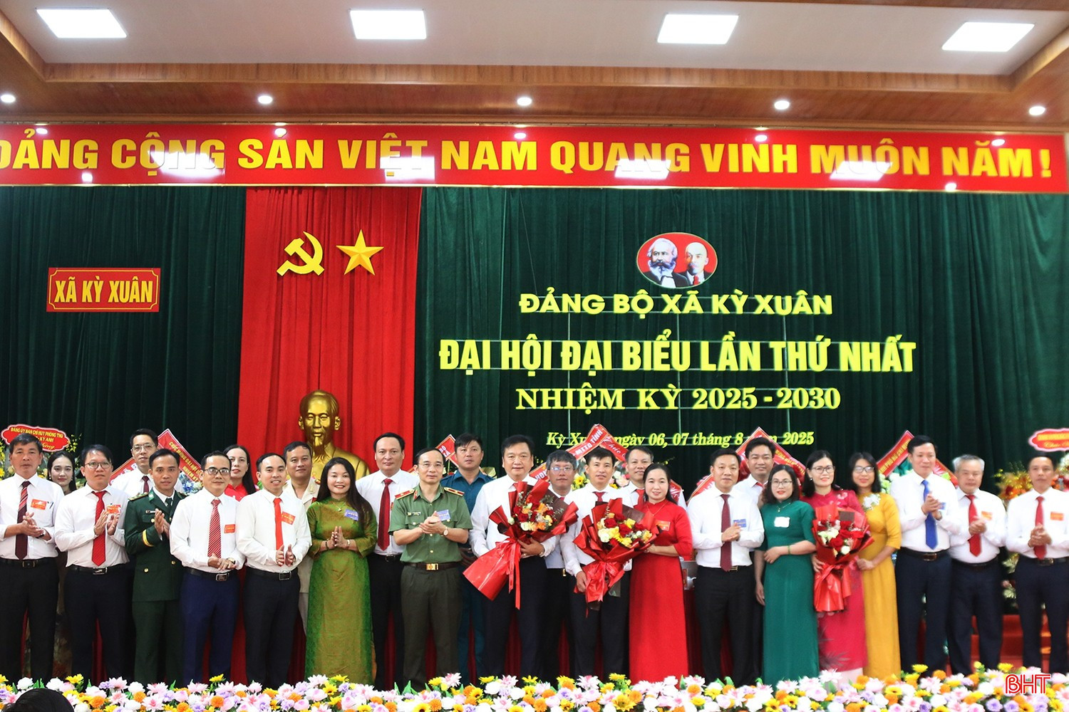 Thiếu tướng Nguyễn Xuân Thao - Giám đốc Công an tỉnh Hà Tĩnh, Phó Bí thư chuyên trách Đảng ủy UBND tỉnh Nguyễn Thị Hà Tân tặng hoa chúc mừng Ban Chấp hành Đảng bộ xã Kỳ Xuân nhiệm kỳ mới.