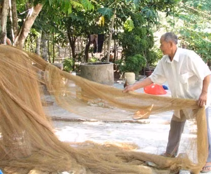 Ông Lán đang phơi lưới chuẩn bị chuyến đi toi mới cho bà con