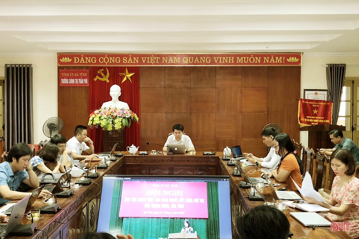 Cụ thể hoá nội dung các văn bản chỉ đạo của Trung ương phù hợp với địa phương, đơn vị