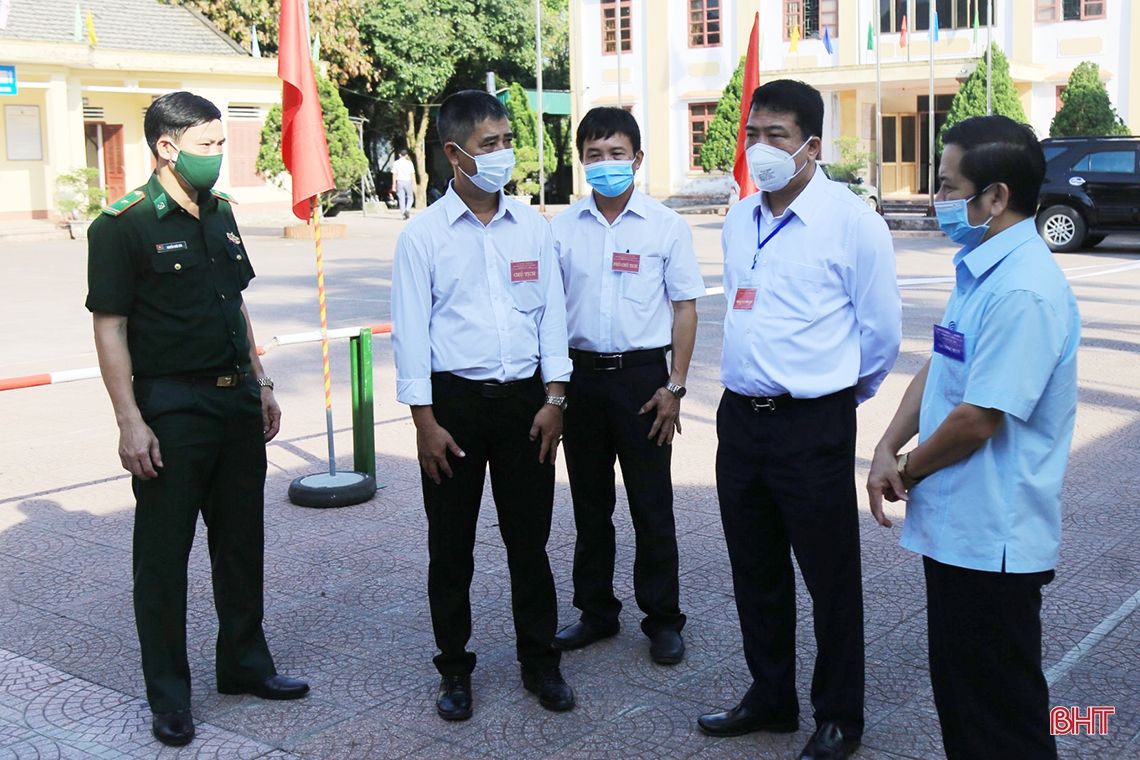 Lãnh đạo Hà Tĩnh kiểm tra công tác bầu cử, động viên cử tri tại các khu vực bỏ phiếu