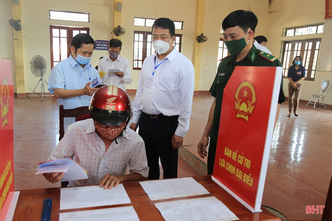 Lãnh đạo Hà Tĩnh kiểm tra công tác bầu cử, động viên cử tri tại các khu vực bỏ phiếu