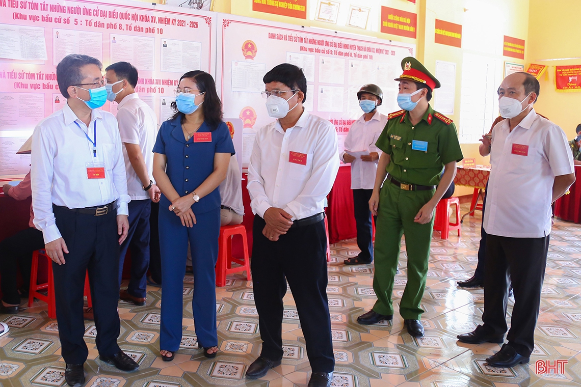 Lãnh đạo Hà Tĩnh kiểm tra công tác bầu cử, động viên cử tri tại các khu vực bỏ phiếu