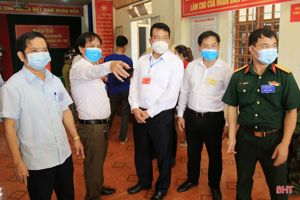 Lãnh đạo Hà Tĩnh kiểm tra công tác bầu cử, động viên cử tri tại các khu vực bỏ phiếu