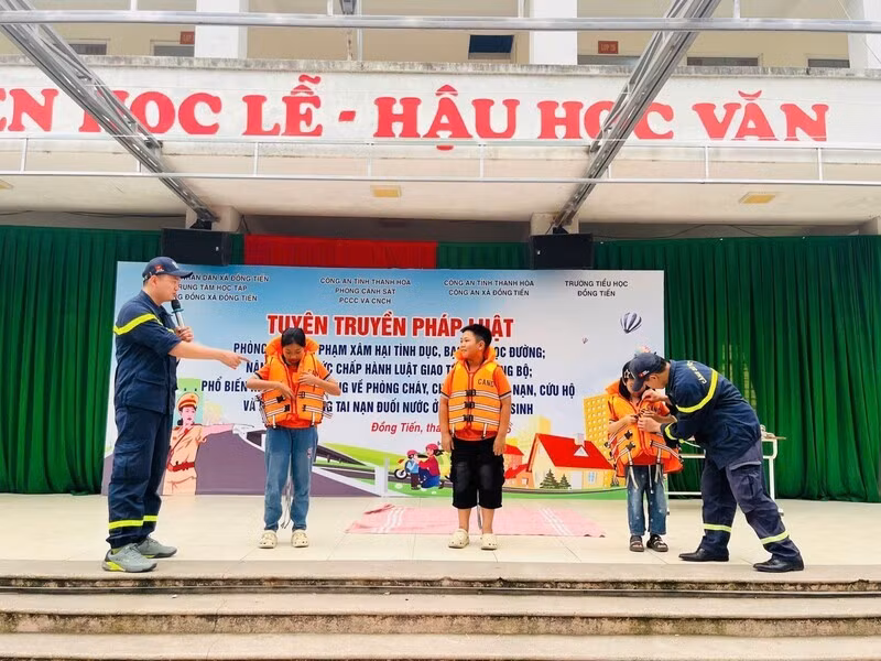 Phòng Cảnh sát PCCC và CNCH, Công an tỉnh Thanh Hóa tuyên truyền phòng, chống tai nạn đuối nước cho hơn 1.800 học sinh tại xã An Nông và Đồng Tiến, tỉnh Thanh Hóa (ngày 14/4/2026).