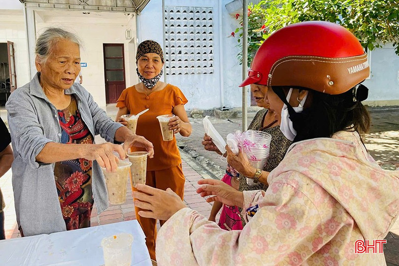 Mỗi tuần một lần, bà Lương cùng Tổ Bát cháo từ tâm trao gửi những suất cháo tới gia đình có người điều trị bệnh tại BVĐK huyện Cẩm Xuyên.