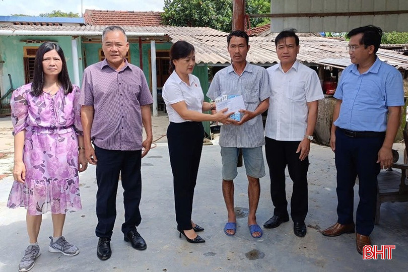 Chị Lê Thị Thúy Ngọc (thứ 3 từ trái sang) cùng lãnh đạo huyện Cẩm Xuyên và các ban, ngành đoàn thể huyện trao quà cho hoàn cảnh khó khăn trên địa bàn.