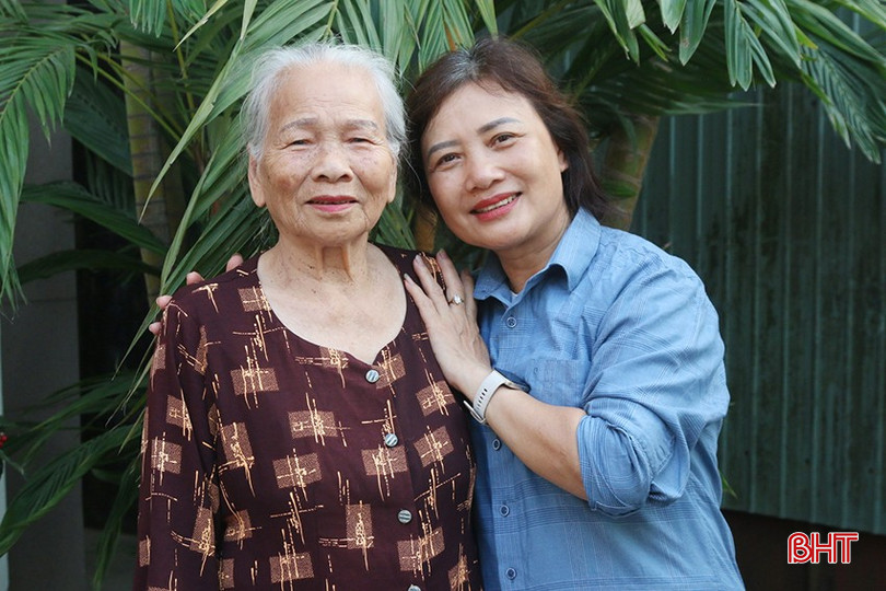 Chị Thúy Ngọc cùng các em luôn tự hào và noi gương mẹ, giúp đỡ các hoàn cảnh khó khăn.