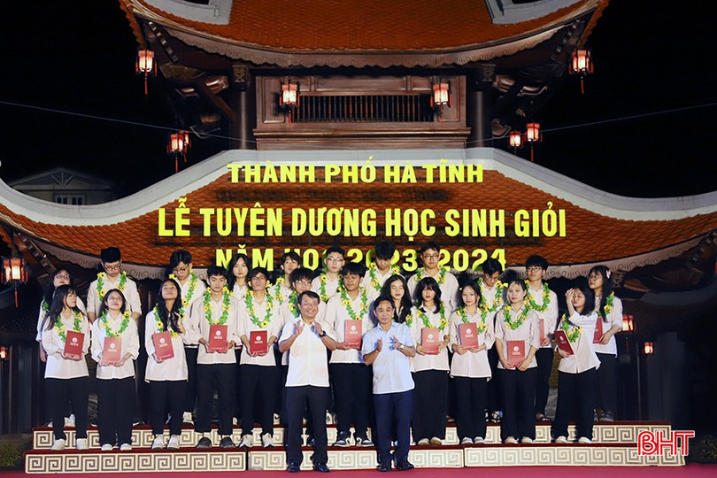Phó Bí thư Thường trực Tỉnh ủy Trần Thế Dũng, Bí thư Thành ủy Dương Tất Thắng trao thưởng cho các em đạt học sinh giỏi quốc gia năm học 2023-2024 trên địa bàn thành phố Hà Tĩnh.