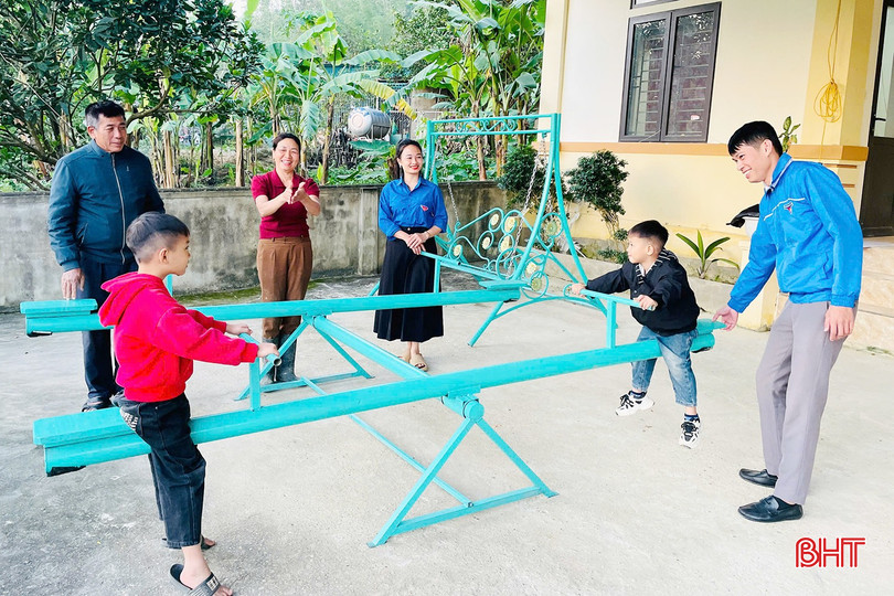 bqbht_br_doan-xa-son-tien-trao-tang-khu-vui-choi-tre-em-cho-thon-hoa-tien1.jpg