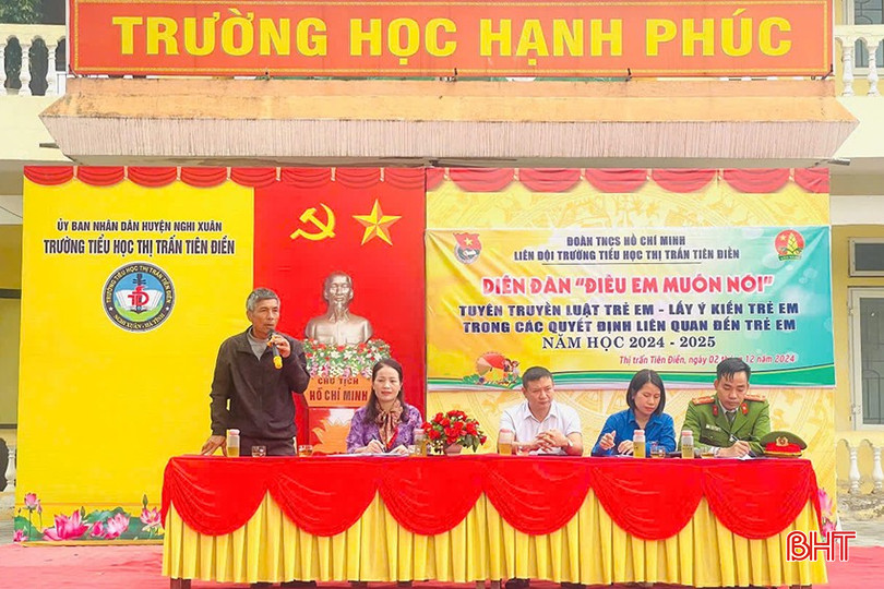 Đại diện nhà trường, phụ huynh, đoàn thanh niên, Công an thị trấn giải đáp nhiều thắc mắc của học sinh Trường Tiểu học thị trấn Tiên Điền.