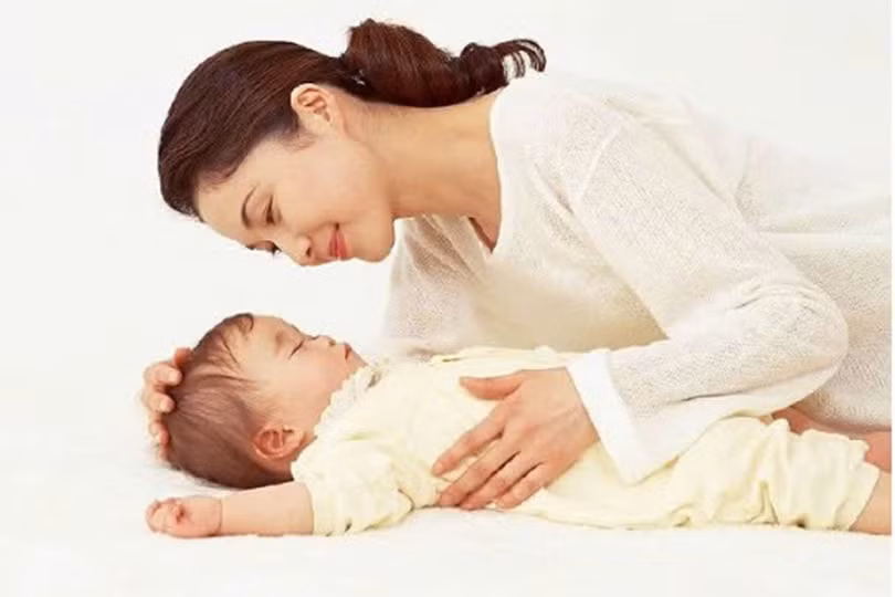 Đôi bàn tay mẹ luôn hiện diện bên tôi suốt những năm tháng bé thơ... (Ảnh minh họa).