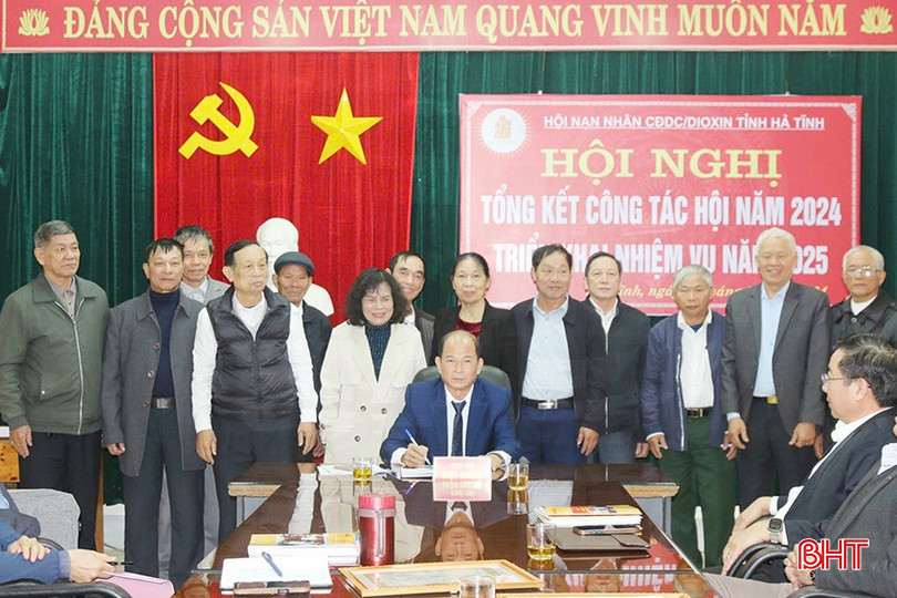 Đại diện Hội nạn nhân chất độc da cam/dioxin cấp tỉnh, các huyện, thị, thành phố ký kết giao ước thi đua năm 2025.