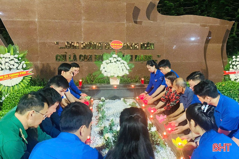 Đại biểu cùng ĐVTN thắp nến...