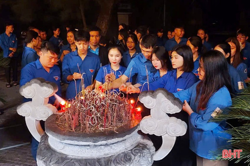 ... dâng hương, bày tỏ lòng thành kính tưởng nhớ, biết ơn vô hạn đối với các anh hùng liệt sỹ đã hy sinh vì sự nghiệp đấu tranh giải phóng dân tộc, làm rạng danh non sông, gấm vóc Việt Nam.