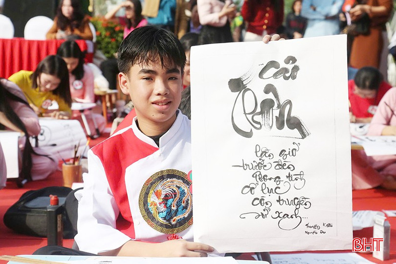 bqbht_br_voi-em-vo-hung-nhien-viec-dat-giai-nhat-cuoc-thi-viet-thu-phap-ve-truyen-kieu-giup-em-hieu-ro-va-tran-trong-hon-gia-tri-di-san-van-hoa-que-huong.jpg