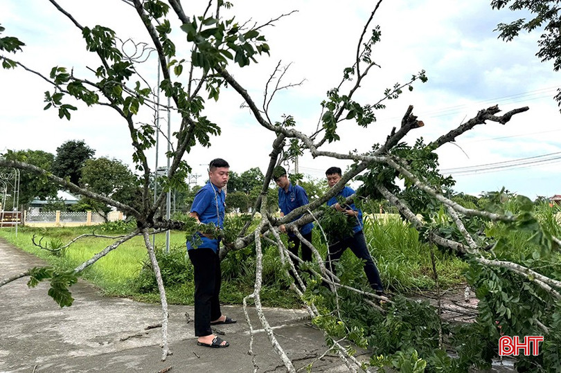 Ngay sau ảnh hưởng của giông lốc xảy ra vào tối qua (19/7), tại một số phường/xã, các đội hình đã tích cực hỗ trợ người dân khắc phục hậu quả. (Trong ảnh: Đoàn viên xã Hương Sơn chung tay dọn dẹp cây đổ, khắc phục hậu quả của trận giông lốc).