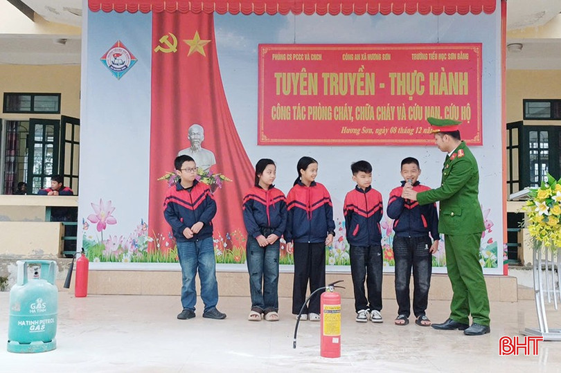 Bên cạnh nội dung lý thuyết, lực lượng chức năng còn trực tiếp hướng dẫn kỹ năng thoát nạn khi xảy ra cháy, cách xử lý ban đầu đối với các đám cháy nhỏ; thực hành sử dụng thành thạo bình chữa cháy xách tay, kỹ năng khi gặp đám cháy mới phát sinh... Trong ảnh: Buổi tuyên truyền, thực hành công tác PCCC&amp;CNCH tại Trường Tiểu học Sơn Bằng (xã Hương Sơn).