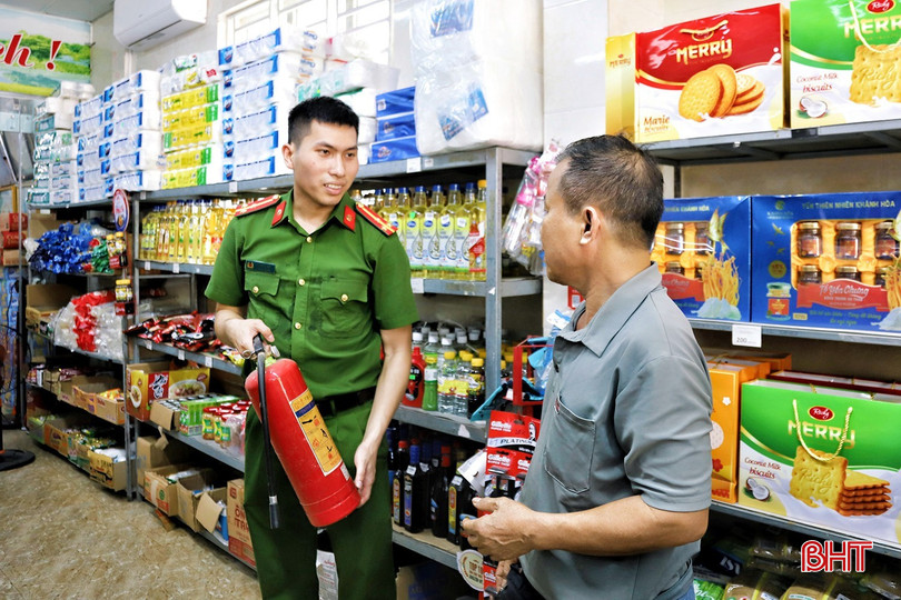Lực lượng Cảnh sát PCCC Hà Tĩnh tuyên truyền, hướng dẫn người dân chủ động trang bị thiết bị báo cháy, bình chữa cháy, lối thoát hiểm... bqbht_br_8.jpg