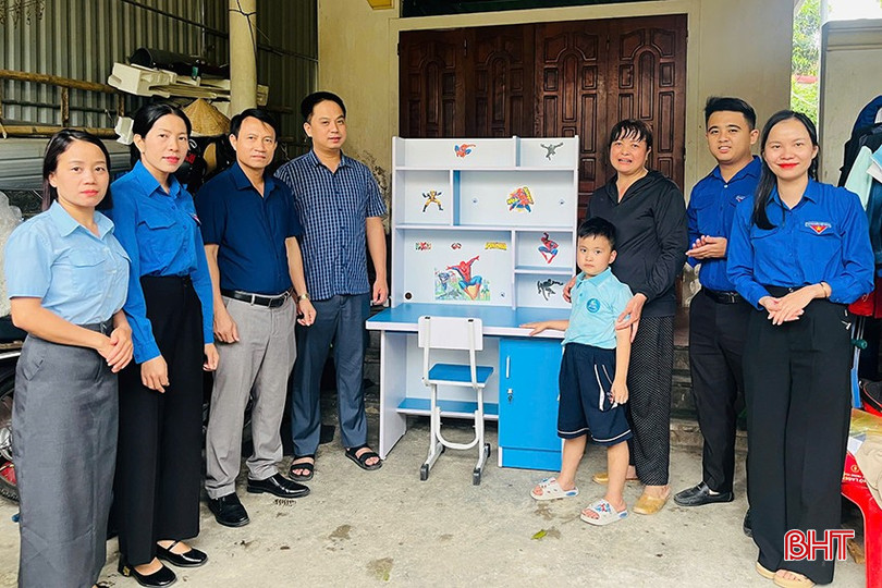 bqbht_br_thi-doan-hoi-dong-doi-thi-xa-hong-linh-trao-tang-hai-goc-hoc-tap-cho-em-dang-quang-anh-lop-1a1-truong-tieu-hoc-duc-thuan-la-hoc-sinh-co-hoan-canh-kho-khan.jpg