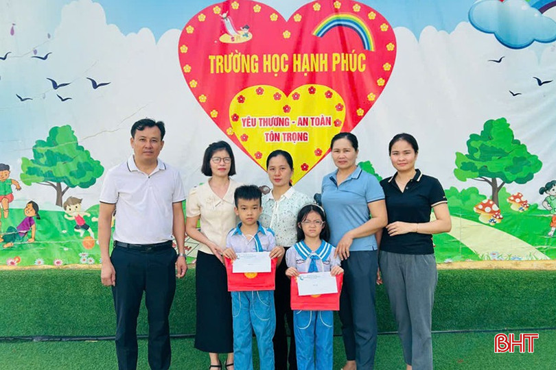 Các em học sinh có hoàn cảnh khó khăn của Trường Tiểu học Xuân Hồng (Nghi Xuân) nhận quà Trung thu từ cấp ủy, chính quyền địa phương.