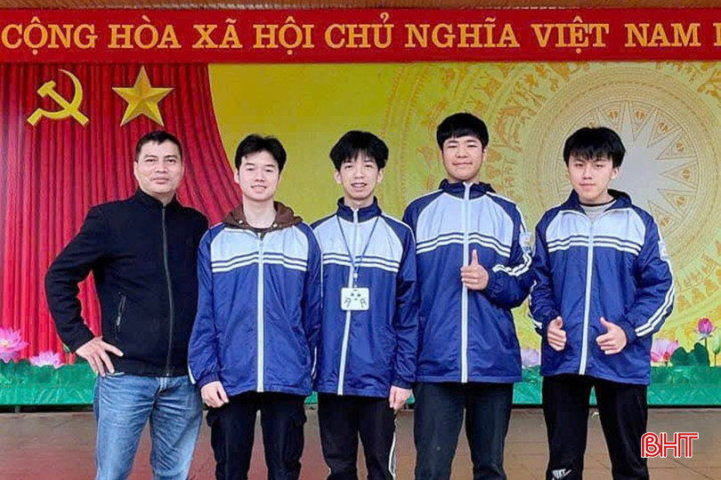 Đội tuyển Tin học giành 1 giải nhất, 2 giải nhì, 1 giải ba; em Phan Sỹ Kỳ (đứng giữa) đạt giải nhất với số điểm tuyệt đối 20/20.