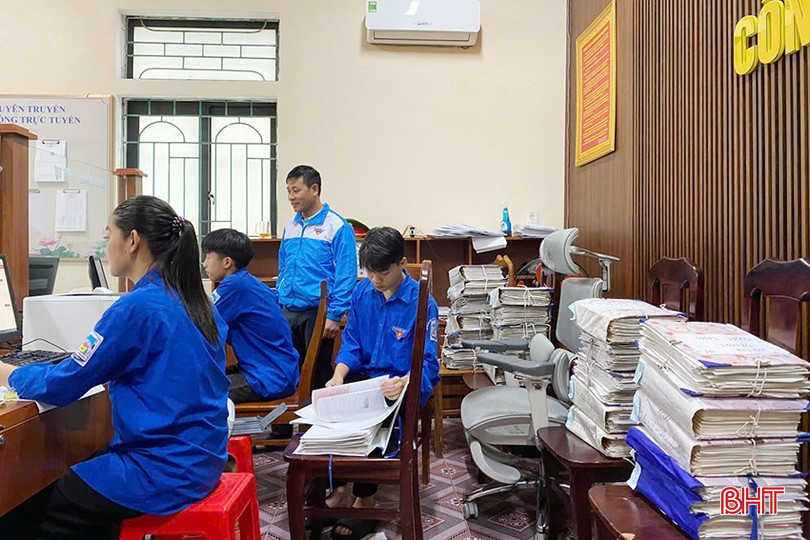 Dẫu khối lượng công việc, hồ sơ nhiều song đoàn viên thanh niên xã Việt Xuyên vẫn nỗ lực hoàn thành các chiến dịch.