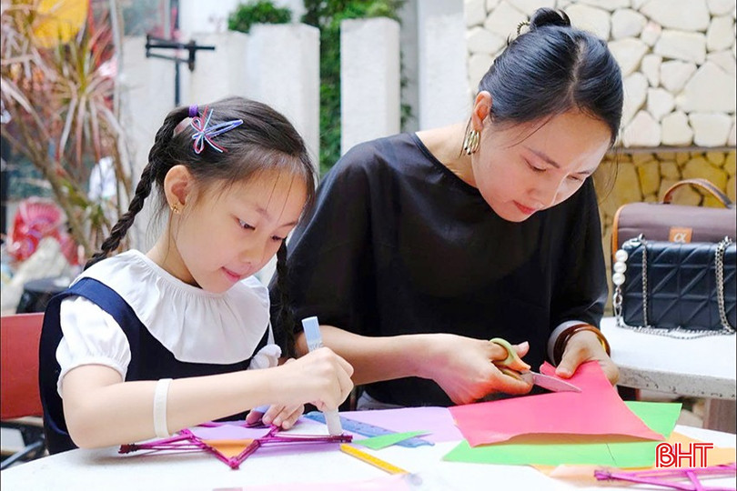 bqbht_br_truoc-nhung-tac-dong-cua-the-gioi-ben-ngoai-nguoi-me-can-sat-sao-dong-hanh-cung-con-tren-hanh-trinh-truong-thanh.jpg