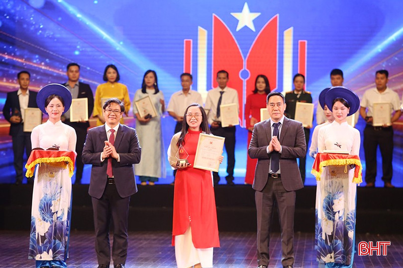 Đại diện Báo Hà Tĩnh nhận giải khuyến khích.